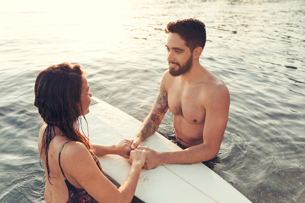 Surferpaar am Strand