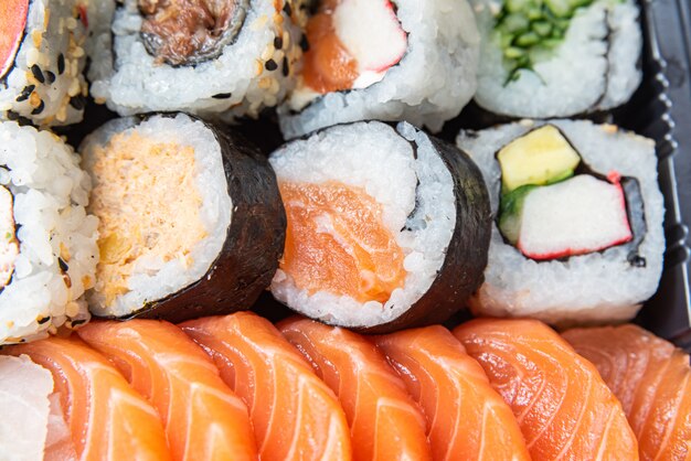 Sushi auf dem Teller auf dem schwarzen Tisch