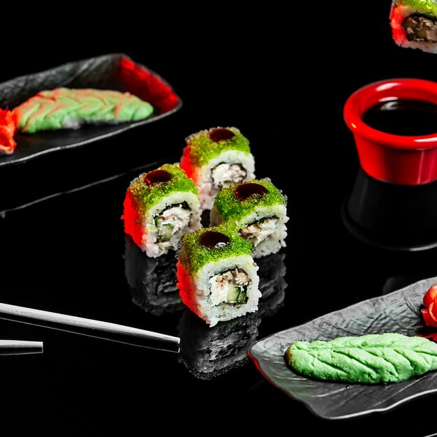 Sushi auf den Tisch gestellt