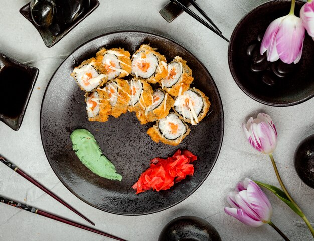 Sushi auf den Tisch gestellt