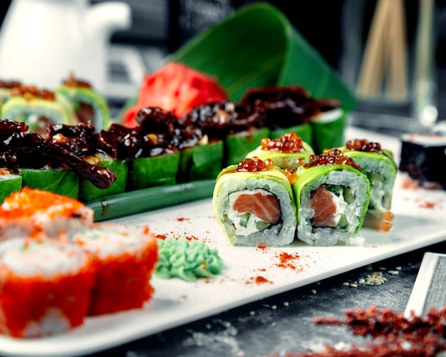 Sushi auf den Tisch gestellt