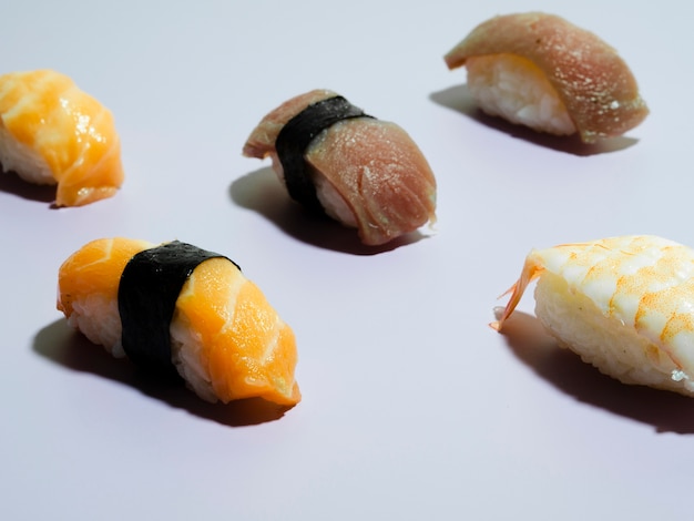 Sushi auf einem blauen Hintergrund