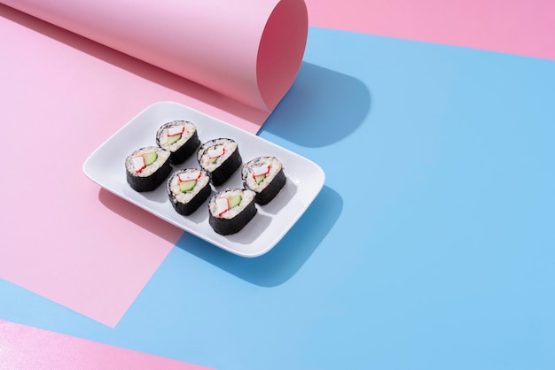 Sushi auf Teller mit hohem Winkel