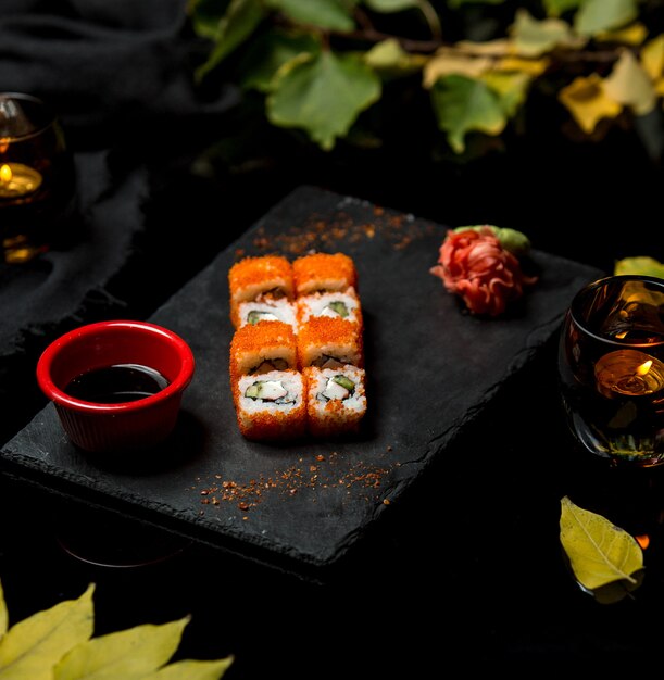 Sushi der frischen Fische mit rotem Kaviar
