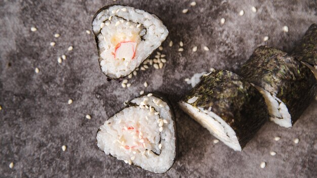 Sushi dreieckige Rollen mit Samen