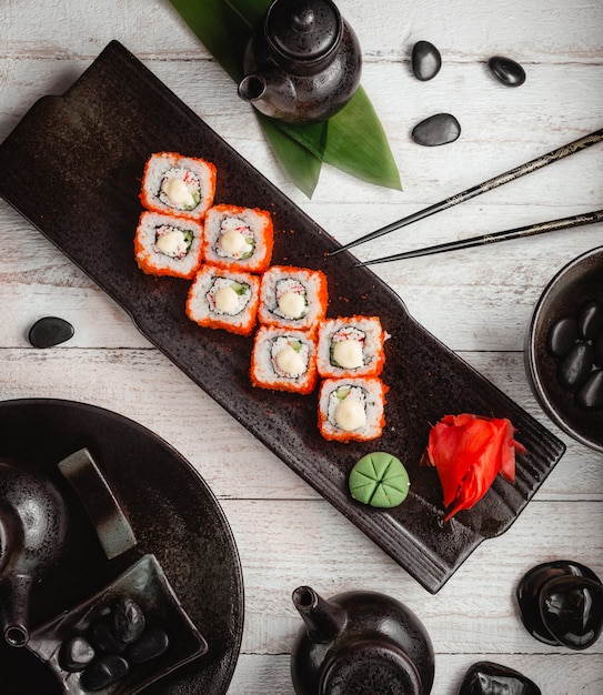 Sushi eingestellt mit Draufsicht des Ingwers und des Wasabis