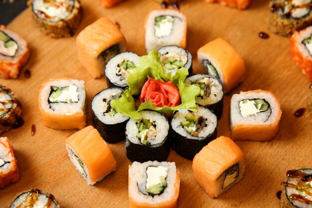 Sushi eingestellt mit Lachsgemüse Frischkäse Ingwer Wasabi Seitenansicht