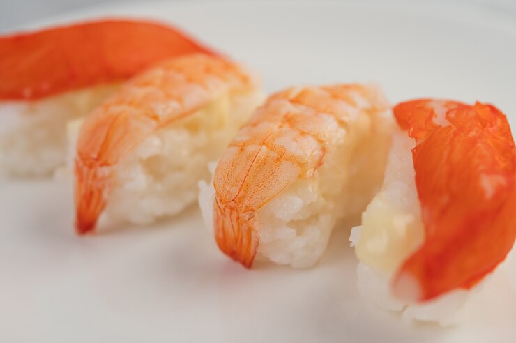 Kostenlose Foto sushi ist wunderschön auf dem teller angeordnet.