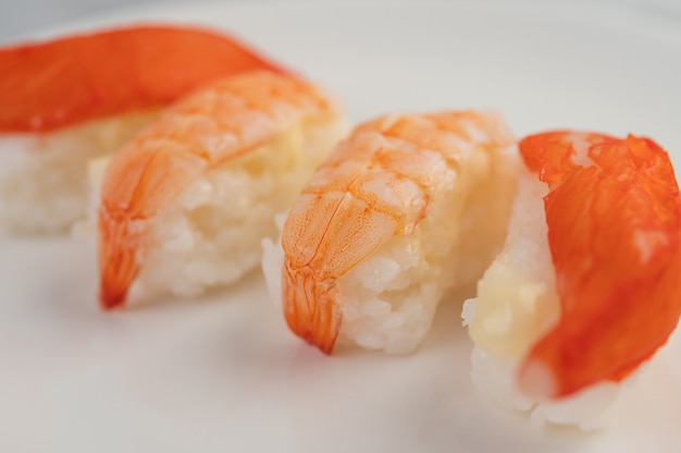 Sushi ist wunderschön auf dem Teller angeordnet.
