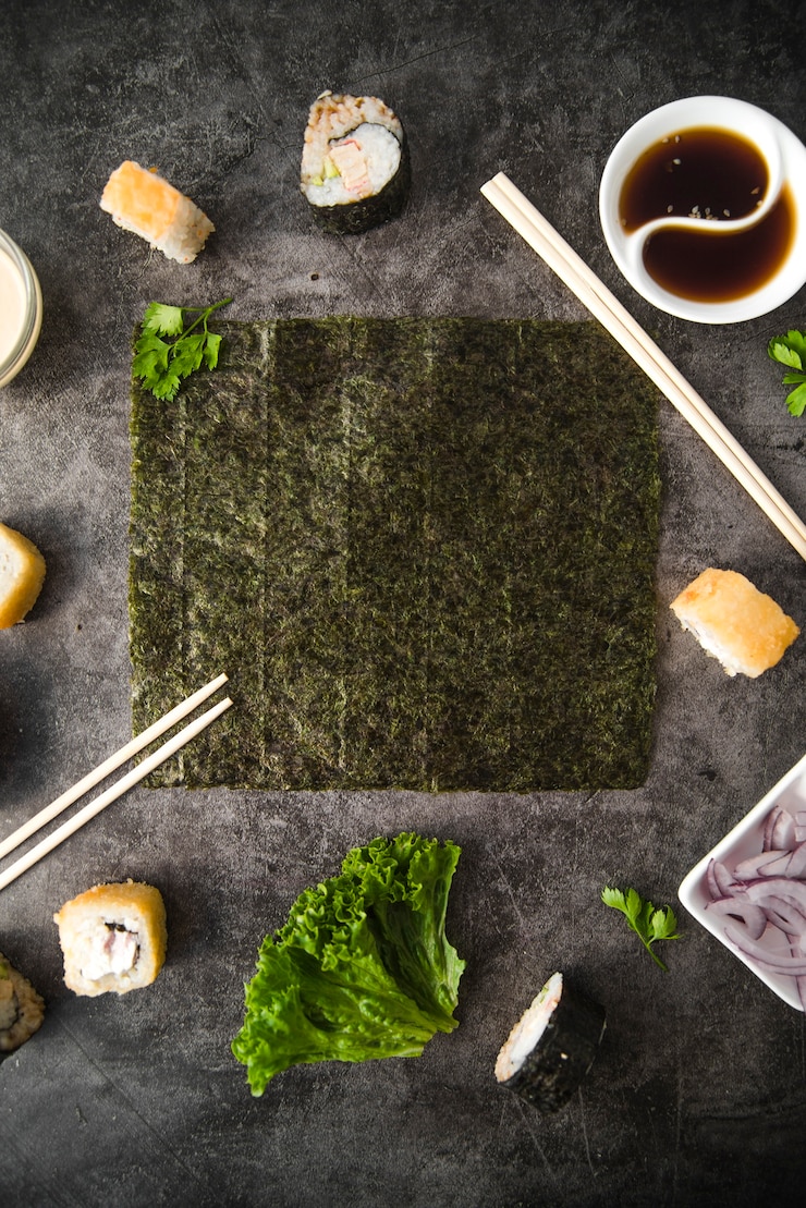Kostenlose Foto sushi mit bestandteilvertikalenrahmen
