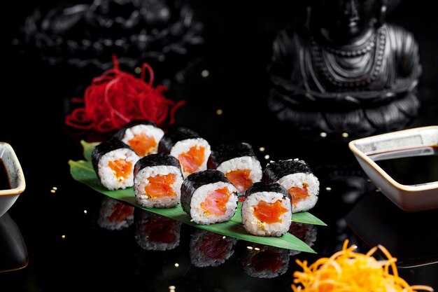 Sushi mit gekochtem Reis und Lachs