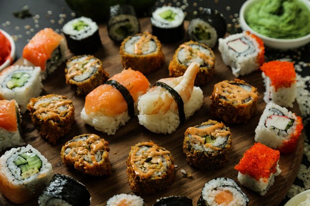 Sushi mit Gurken-, Ingwer-, Wasabi- und Sesamkörnern