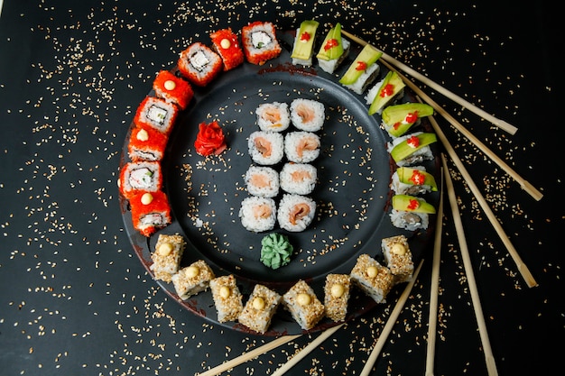 Sushi mit Gurken-, Ingwer-, Wasabi- und Sesamkörnern