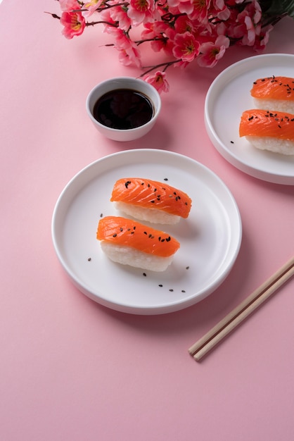 Sushi mit hohem Winkel und Blumenarrangement
