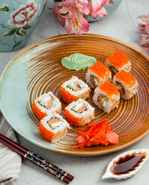 Sushi mit orange Kaviar Ingwer und Wasabi