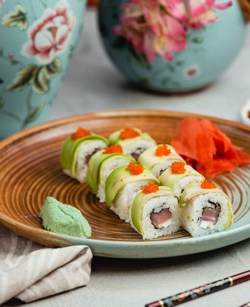 Sushi mit Zucchini und orange Kaviar