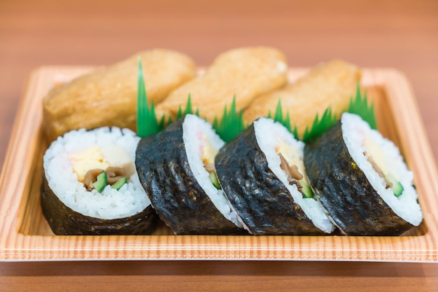 Kostenloses Foto sushi-rolle mit gebratenem tofu