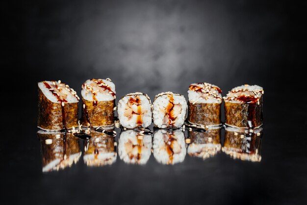 Sushi-Rolle Uguri aus Nori, eingelegter Reis, Aal / Barsch Unagi, Unagi Sauce