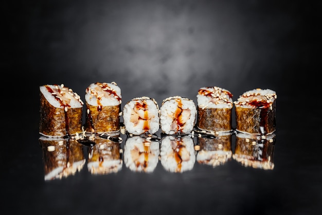 Sushi-Rolle Uguri aus Nori, eingelegter Reis, Aal / Barsch Unagi, Unagi Sauce