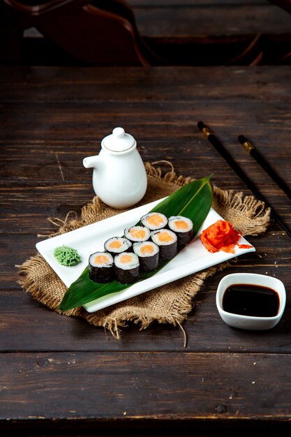 Sushi-Rollen auf Urlaub mit Sojasauce