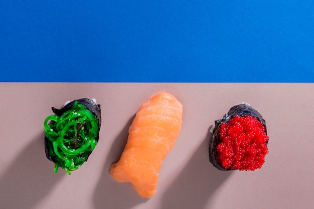 Kostenloses Foto sushi-rollen im kopierbereich