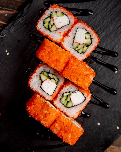 Sushi-Rollen mit Gurke und Tobiko-Kaviar