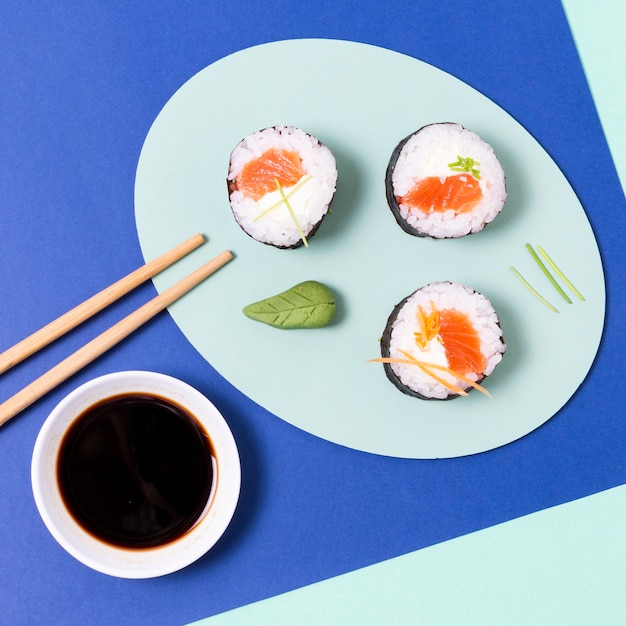 Kostenloses Foto sushi-rollen mit rohem fisch