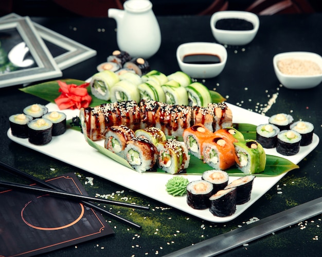 Sushi-Rollen mit Sesam belegt