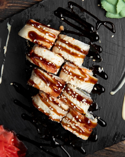 Sushi-Rollen mit Sesam und Sauce