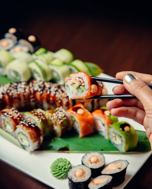 Sushi-Rollen mit Soja und Sesam belegt