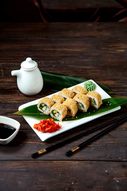 Sushi-Rollen mit Sojabohnensauce