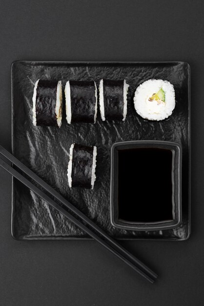 Sushi-Rollen mit Stäbchen auf Teller