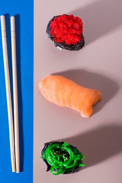 Kostenloses Foto sushi-rollen mit stäbchen