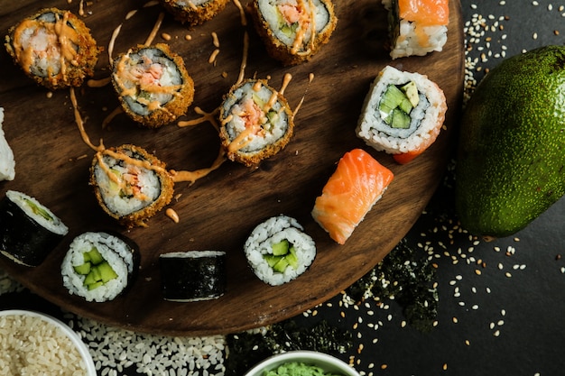 Sushi-Rollen-Set auf dem Schreibtisch mit Sauce Draufsicht gekrönt