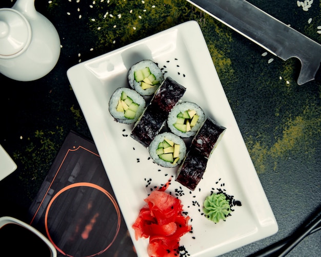 Kostenloses Foto sushi-rollen und sesam