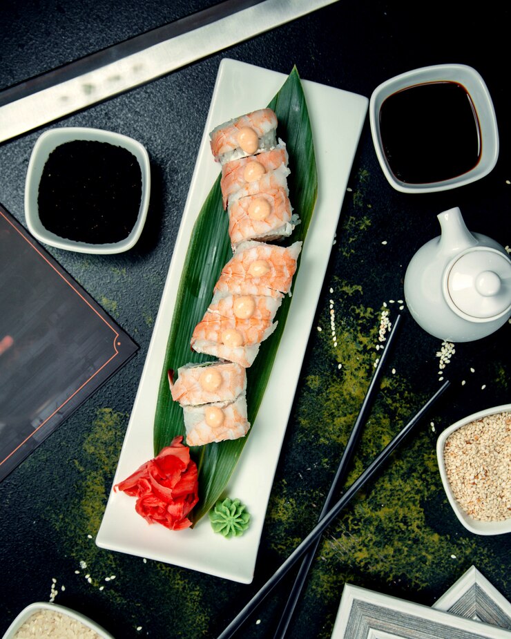 Kostenlose Foto sushi-rollen und sojabohnensauce