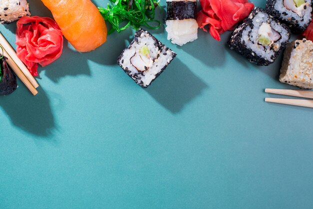 Sushi rollt auf Tisch mit Kopierraum