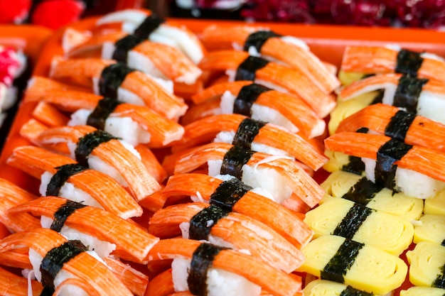 Sushi schalentiere und garnelen und meeresfrüchte und wakame süßes ei auf straße essen
