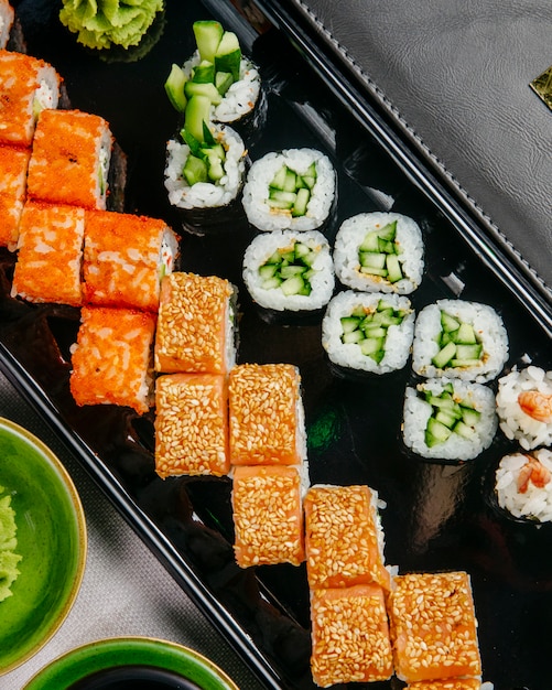 Kostenloses Foto sushi set kappa maki kalifornien philadelphia ebi maki draufsicht
