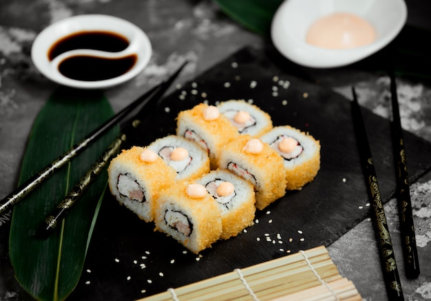 Sushi-Set mit gelbem Kaviarfisch und Reis