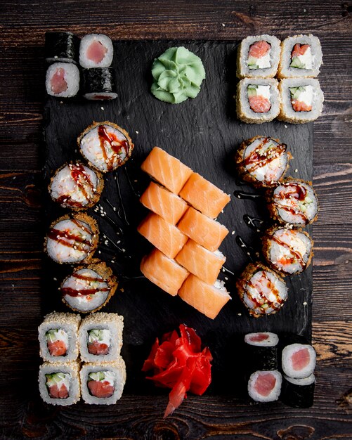 Sushi-Set mit Ingwer und Wasabi serviert