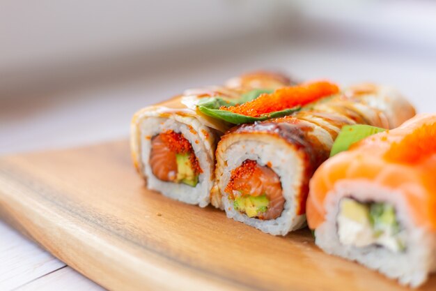 Sushi-Set mit Lachs und Aal