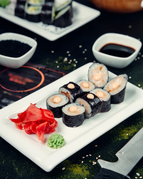 Sushi-set mit traditionellen zutaten