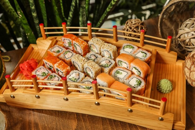 Sushi Set Philadelphia Kalifornien Ingwer Wasabi Seitenansicht