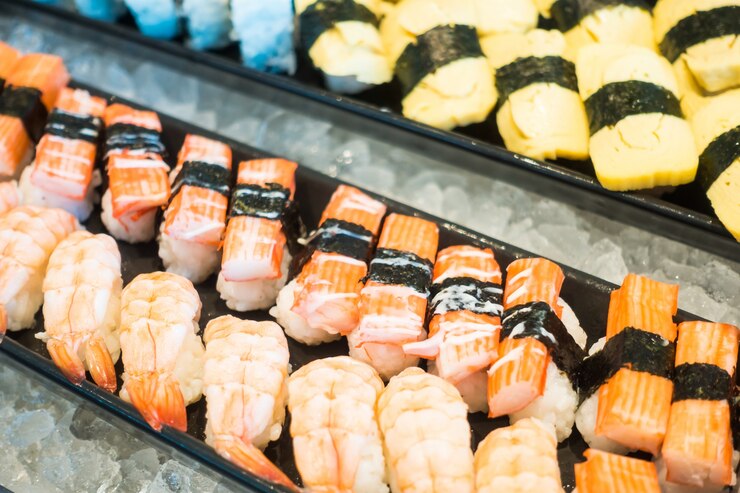 Kostenlose Foto sushi-stücke mit meeresfrüchten