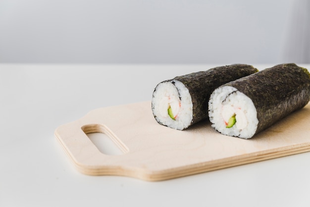 Sushi Wraps auf Schneidebrett