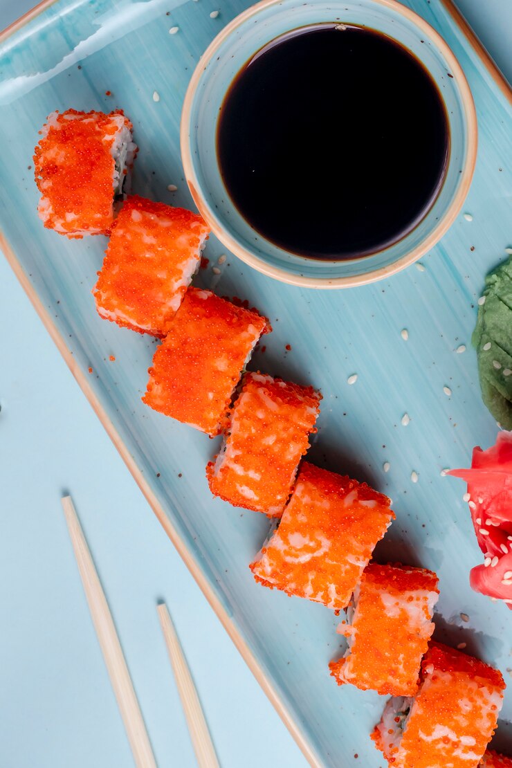 Kostenlose Foto sushirollen bedeckt mit kaviar