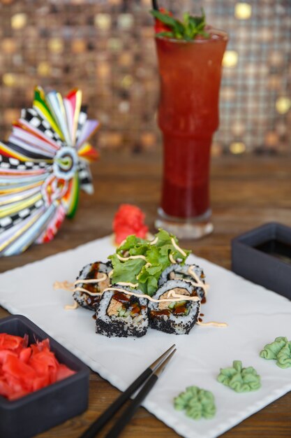 Sushirollen mit Thunfisch und Gurke, mit schwarzem Tobiko überzogen