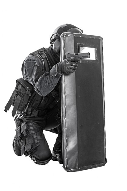 Polizist Mit Ballistischen Schild Premium Foto
