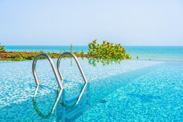 Swimmingpool mit Meerblick